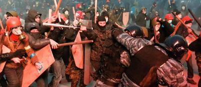 Redazione di operai Contro, sono continuati per tutta la notte gli scontri tra polizia e manifestanti a Kiev. 150mila le persone scese in piazza domenica nel centro della capitale ucraina, con un bilancio di 150 feriti. I manifestanti scesi in piazza Maidan a Kiev sono contro l’accordo tra Ucraina e Russia. I manifestanti hanno attaccato e devastato vari mezzi delle forze dell’ordine, alcuni dei quali sono stati dati alle fiamme. Alcuni manifestanti hanno anche smantellato un marciapiede per lanciare pietre contro le forze dell’ordine. Gli scontri, durissimi, si stanno consumando con temperature polari, a meno sette grandi centigradi. L’opposizione […]