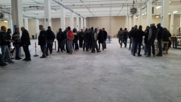 Dal 6 febbraio scorso più di 12 Operai della IACOBUCCI MK SRL di Lecce occupano il capannone che una volta fu sede della produzione della multinazionale del tabacco BAT (British American Tobacco). IACOBUCCI è marchio quarantennale presente in Italia, capace di creare un piccolo impero suddiviso tra SRL e SPA varie attraverso l’apertura di numerosi fondi finanziari, cui si fa fatica a stare appresso. Partito con la costruzione di carrelli portavivande per aerei e treni, si è poi espanso da metà anni ’90 nella produzione di macchine da caffè per aeromobili (nel 2000 inizia la collaborazione con NESTLÈ ) sino a dare vita nel 2010 alla linea […]