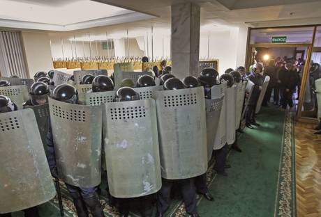 Redazione di operai Contro, i gangster che appoggiano la borghesia filo russa passano al contrattacco. Lo spettro della scissione si abbatte sull’Ucraina, con la comparsa delle prime barricate contro-rivoluzionarie; le hanno erette alcune centinaia di russofoni davanti alla sede del parlamento di Crimea, a Sinferopoli, la capitale, dove ieri ci sono stati i primi scontri con la minoranza etnica dei tartari, schierati con Kiev. Lo riferisce la tv Rossia 24. Le barricate sono state fatte con legno, pezzi di metallo, botti e pneumatici. L’obiettivo dei russofoni è la convocazione di un referendum sulla secessione della Crimea dall’Ucraina. Un gruppo […]