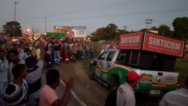 Il 31 gennaio, gli operai delle costruzione del complesso petrolchimico Comperj (Petrobras), nei pressi di Rio de Janeiro, sono scesi in sciopero contro le pessime condizioni di lavoro che «vanno dalla mancanza di dispositivi di sicurezza, mancanza di acqua per bere e per fare il bagno in questo caldo infernale, cibo avariato servito dalla stessa società che ha fatto mangiare quella porcheria alla Brasa e alla STX». Gli operai chiedono tra l’altro incrementi salariali del 15%. La lotta pone all’ordine del giorno elezioni per cambiare la rappresentanza sindacale. Quando i sindacalisti del Sintincom (scortati dai soliti scagnozzi della security) […]