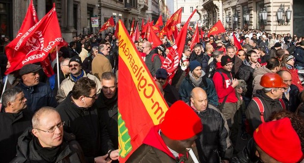 DAI GIORNALI: GAZZETTA DI MODENA Operai da 1300 euro al mese, precari con contratti in scadenza e cassintegrati da 700 euro mensili. È questo il “profilo” dei lavoratori che in questi giorni si sono visti confermare dal Prefetto di Modena la sanzione, di ben 2500 euro ciascuno, per aver bloccato l’autostrada A1. Avvenne nel marzo del 2012, durante una manifestazione sindacale contro la modifica dell’articolo 18 dello Statuto dei lavoratori e per l’estensione degli ammortizzatori sociali per fronteggiare la crisi economica. Per la Fiom Cgil di Modena si tratta di un atto di vera e propria punizione nei confronti […]
