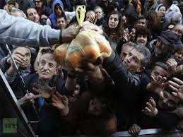 Per il dibattito La Grecia torna a fare notizia. Si è interrotto il silenzio sulle intollerabili misure di “austerità” (= impoverimento di massa) che hanno colpito gran parte della popolazione negli ultimi anni, e ora suona l’allarme sulla possibilità che l’“estrema sinistra” di Syriza vinca le prossime elezioni del 25 gennaio, e sulle catastrofiche conseguenze che ciò potrebbe avere sulle nostre vite e soprattutto sui nostri portafogli. Si sostiene da più parti, infatti, che “noi tutti” (“ciascun cittadino” dell’Europa) siamo creditori della Grecia, e se per caso la Grecia dovesse non ripagare il suo debito a seguito dell’avvento al […]