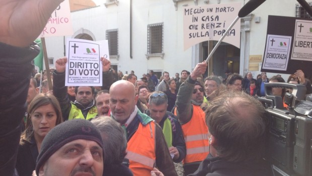 Caro Operai Contro, sono aperte le scommesse su quando Renzi prenderà la prima torta in faccia, beninteso non metaforicamente. Oggi il saltimbanco di Firenze in qualità di capo del Governo, ha iniziato il pellegrinaggio delle promesse, in giro per l’Italia recandosi a Treviso, qui ha rischiato il botto con qualcosa di molto più tosto e meno digeribile della torta. Mentre è partito il pellegrinaggio di Renzi, la delinquenza legalizzata continua i suoi crimini. 90 milioni di soldi pubblici andranno nelle tasche dei 130 consiglieri regionali del Trentino Alto Adige, in nome dell’anzianità di servizio e della super anzianità. La […]