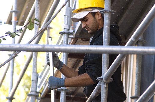 Redazione di Operai Contro, I sindacalisti si arricchiscono con il sangue degli operai In Italia ci sono 120 casse edili, più di una per ogni provincia. Ogni cassa ha un consiglio di amministrazione composto mediamente da 20 persone, scelte tra i rappresentanti dei costruttori e i sindacati di categoria dei lavoratori Cgil, Cisl e Uil. Le imprese devono versare per ogni dipendente una percentuale che supera il 20% del reddito lordo degli operai e che varia per ogni provincia. Questi soldi tornano in gran parte direttamente ai lavoratori: ferie, tredicesima, etc. Una parte invece dovrebbe tornare sotto forma di servizi: il […]