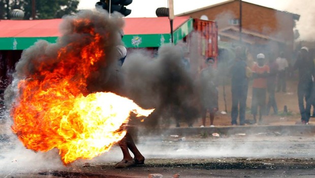Stamattina nella miniera d’oro gestita dalla Harmony Gold sono state ritrovate le salme di otto degli ultimi nove lavoratori rimasti seppelliti sotto terra in seguito a un cedimento del soffitto roccioso. Da martedì sera 17 operai sono rimasti bloccati a centinaia di metri di profondità e al giorno d’oggi non si hanno tracce di un lavoratore. Il drammatico evento si è verificato dopo che martedì mattina la polizia ha sparato granate stordenti e proiettili di gomma contro tremila operai in sciopero che hanno bloccato la strada verso la miniera di platino di Amplats. I lavoratori hanno picchettato l’ingresso dei […]