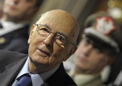 Redazione di Operai Contro, Napolitano ha chiuso le consultazioni, ma Renzi non è ancora pronto. La solita barzelletta:”Ho ritenuto di dover dare la massima rapidità alle consultazioni e poi dare spazio e serenità per i lavori successivi, cosi’ il premier incaricato avrà tutto il tempo necessario per i suoi approfondimenti”, tranquillizza Giorgio Napolitano al termine delle sue consultazioni che definisce “utili, intense e non formali”. Lo scontro dei gangster su come dividersi la torta del potere statale non è terminato. Il boss dei gangster Berlusconi aspetta. Il pregiudicato sa di essere l’asso nella manica di Renzi. Il programma del […]