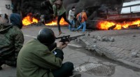 . I combattimenti tra polizia e manifestanti antigovernativi sono ripresi nel centro di Kiev, con gli insorti che hanno costretto gli agenti delle forze speciali ad arretrare abbandonando le posizioni conquistate in Maidan, la piazza centrale della città. Hanno poi fatto prigionieri una cinquantina di poliziotti e li hanno portati in un edificio occupato vicino al municipio della capitale facendoli passare attraverso un corridoio umano di dimostranti antigovernativi. Evacuati i palazzi del potere: il Parlamento, che ha sospeso le sessioni in programma per oggi e domani, e il palazzo che ospita la sede del governo. Chiusi anche tutti i tribunali a Kiev, mentre agli […]