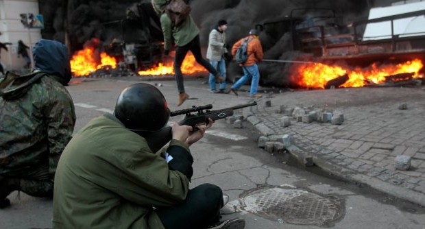 . I combattimenti tra polizia e manifestanti antigovernativi sono ripresi nel centro di Kiev, con gli insorti che hanno costretto gli agenti delle forze speciali ad arretrare abbandonando le posizioni conquistate in Maidan, la piazza centrale della città. Hanno poi fatto prigionieri una cinquantina di poliziotti e li hanno portati in un edificio occupato vicino al municipio della capitale facendoli passare attraverso un corridoio umano di dimostranti antigovernativi. Evacuati i palazzi del potere: il Parlamento, che ha sospeso le sessioni in programma per oggi e domani, e il palazzo che ospita la sede del governo. Chiusi anche tutti i tribunali a Kiev, mentre agli […]