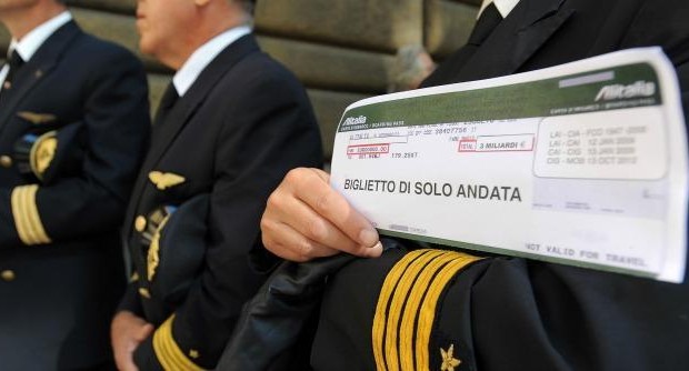 Redazione di Operai Contro, Raggiunto nella notte l’accordo tra Alitalia e i sindacati che ha scongiurato la cassa integrazionea zero ore e ha lasciato tutti i 1.900 “lavoratori all’interno del ciclo produttivo”. La cassa sarà a rotazione, gli stipendi diminuiti, corsi di formazione per i dipendenti. L’accordo, siglato dopo una lunga trattativa, è stato firmato dalla compagnia di bandiera insieme a Filt-Cgil, Fit-Cisl, UilTrasporti e Uglt Trasporti. Prevede anche piani di formazione e riqualificazione per il personale maggiormente interessato dalla riduzione oraria e la cassa integrazione a zero ore  avrebbe dovuto interessare circa 300 lavoratori di Alitalia. Cristo i sindacalisti che tengono i corsi di formazione vengono pagati 100 euro l’ora. “Si è convenuto […]