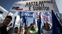 Redazione di Operai Contro, Artigiani e commercianti in piazza, Hanno fatto bene con le cinque associazioni che aderiscono a Rete Imprese Italia, per la prima volta insieme per una manifestazione, a Roma. “Siamo 60mila, arrivati da tutt’Italia”, stima l’organizzazione. “Senza impresa non c’è l’Italia. Riprendiamoci il futuro”, è lo slogan: “Vogliamo che il 2014 diventi l’anno di svolta”. Confcommercio, chiediamo rispetto – “Siamo stanchi, chiediamo rispetto perché meritiamo più rispetto” dice il presidente di Confcommercio, Carlo Sangalli, dal palco. “Come dobbiamo dirlo che non c’è più tempo, non bastano le imprese che chiudono e le masse che perdono il lavoro?”, […]