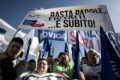 Redazione di Operai Contro, Artigiani e commercianti in piazza, Hanno fatto bene con le cinque associazioni che aderiscono a Rete Imprese Italia, per la prima volta insieme per una manifestazione, a Roma. “Siamo 60mila, arrivati da tutt’Italia”, stima l’organizzazione. “Senza impresa non c’è l’Italia. Riprendiamoci il futuro”, è lo slogan: “Vogliamo che il 2014 diventi l’anno di svolta”. Confcommercio, chiediamo rispetto – “Siamo stanchi, chiediamo rispetto perché meritiamo più rispetto” dice il presidente di Confcommercio, Carlo Sangalli, dal palco. “Come dobbiamo dirlo che non c’è più tempo, non bastano le imprese che chiudono e le masse che perdono il lavoro?”, […]