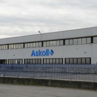 Continua il presidio ai cancelli della fabbrica di Castell’Alfero in provincia di Asti da parte dei 220 dipendenti tra operai e impiegati, sono decisi a non permettere alla dirigenza del gruppo Askoll di raggiungere il proprio obbiettivo : spostare la fabbrica altrove. Gli operai sono fortemente preoccupati perché la proprietà vicentina durante l’incontro tenuto ieri mattina tra i vertici aziendali del gruppo Askoll e i sindacati di zona ha fatto intendere che sicuramente sposterà la fabbrica nella quale si producono motorini elettrici. Alla cattiva notizia, tutti uniti operai e impiegati si sono riuniti in assemblea per decidere le iniziative di lotta, blocco totale della produzione con scioperi e presidi ai cancelli. […]