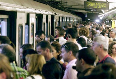 Redazione di operai contro In Italia, ogni scusa è buona per revocar gli scioperi  Soprattutto a Milano, capitale morale, economica e … mafiosinistra del Bel Paese. Tra le tante cose che non vanno, a Milano, oltre alla casa (vedi le ultime porcherie Aler), ci sono anche i trasporti, che in primis toccano i lavoratori, assai spremuti, ma anche gli utenti, che tra un aumento e l’altro chi può va in auto (inquinando) e gli altri a piedi (scarpinando e respirando polveri sottili). E i dirigenti Atm vanno in Ferrari … visto le belle prebende/mazzette che si mettono in tasca. […]