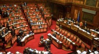 Redazione di Operai Contro, il terzo atto si apre con il discorso del gangster Renzi Tutti sanno che avrà la fiducia del senato, ma la recita va avanti. Compatti il Pd e il Nuovo Centrodestra, i due principali partiti della maggioranza che da ora in poi sostiene il nuovo esecutivo (che poi è la stessa che appoggiava Enrico Letta). La giornata di dibattito parlamentare è iniziata con il discorso programmatico del capo del governo, ha visto intervenire una sessantina di senatori, la replica del capo del governo e infine le dichiarazioni di voto. Il climax proprio con l’attacco dei Cinque Stelle al presidente del […]