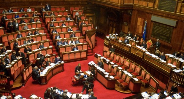 Redazione di Operai Contro, il terzo atto si apre con il discorso del gangster Renzi Tutti sanno che avrà la fiducia del senato, ma la recita va avanti. Compatti il Pd e il Nuovo Centrodestra, i due principali partiti della maggioranza che da ora in poi sostiene il nuovo esecutivo (che poi è la stessa che appoggiava Enrico Letta). La giornata di dibattito parlamentare è iniziata con il discorso programmatico del capo del governo, ha visto intervenire una sessantina di senatori, la replica del capo del governo e infine le dichiarazioni di voto. Il climax proprio con l’attacco dei Cinque Stelle al presidente del […]