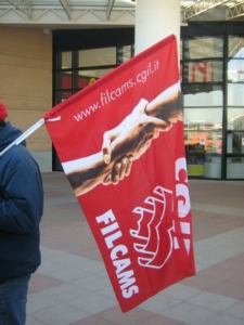 Redazione di Operai Contro, Stato di agitazione e 16 ore di sciopero alla Bbs di San Cesario La BBS è un’azienda di 81 addetti tra operai e impiegati che commercializza prodotti per feste, per incarto e regalo. Anche questo settore è in piena crisi, il mercato non tira più e la concorrenza europea è spietata, così la direzione aziendale della BBS per tagliare i costi di gestione ha ritenuto che il modo migliore per risolvere il problema sia quello di licenziare una parte dei propri dipendenti. In ragione di questa decisione dell’azienda, valutata in modo negativo da tutti gli operai in […]