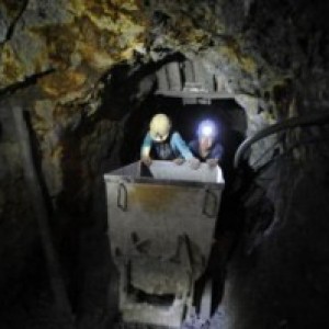 Redazione di Operai Contro, i minatori del Sudafrica continuano a pagare con la vita gli accordi di Mandela con i padroni bianchi e neri Circa 200 minatori sono rimasti intrappolati in Sudafrica mentre lavoravano illegalmente in una miniera di oro abbandonata a Benoni, vicino Johannesburg. I soccorritori sono al lavoro e sono riusciti a parlare con una trentina di operai che si trovano più in cima, i quali hanno detto loro che ci sono altri 200 minatori ancora più in basso. L’ingresso della miniera è stato tappato da un grande masso, precipitato a causa di una frana. Secondo la Sapa […]