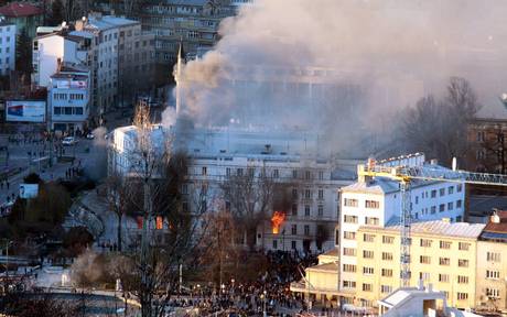 (di Nadira Sehovic) – SARAJEVO, 7 FEB – Esplode la protesta sociale in Bosnia e i palazzi del potere vengono dati alle fiamme. Oltre duecento i feriti a fine giornata, decine gli arresti. Un anno senza stipendio e senza assicurazione sanitaria, 14 anni senza un solo giorno di contributi versati, 15 anni con 25 euro al mese: queste sono solo alcune delle storie dei partecipanti alle manifestazioni. Cominciati a Tuzla due giorni fa, i tumulti si sono man mano estesi ad altre città compresa la capitale Sarajevo. In prima linea gli operai di diverse aziende locali che in passato davano […]