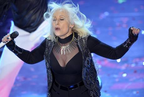 Redazione di Operai Contro, l’Italia è il paese del sole,dei pomodori e delle canzonette Mentre cinque milioni di disoccupati e una decina di milioni di poveri si aggirano per il paese, la televisione ci invita a seguire le canzonette. Fabio Fazio e la Litizzetto continuano con il loro ritornello di stupidaggini Due precari di Napoli chiedono che sia letta la loro protesta, Grillo fa la sua solita comparsata Non ce  l’ho con Fazio e la Litizzetto. Non ce l’ho con la TV dei padroni Mi chiedo solo dove son finiti disoccupati e poveri? Un osservatore