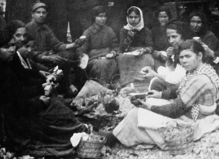 Redazione di operai contro, Vi invio una ricerca molto interessante. Merita un po’ di attenzione il lavoro e il ruolo svolto dalle donne nelle miniere. La loro presenza viene quasi sempre solo accennata se non del tutto ignorata quando si parla di storia delle miniere, anche se le donne hanno contribuito allo sviluppo delle stesse, rimettendoci spesso la salute e qualche volta anche la vita negli infortuni sul lavoro che spesso capitavano anche a loro così come agli uomini. Nella lavorazione del  talco le troviamo nel trasporto dei sacchi con la slitta di un tempo, nella cernita a S. Sebastiano […]