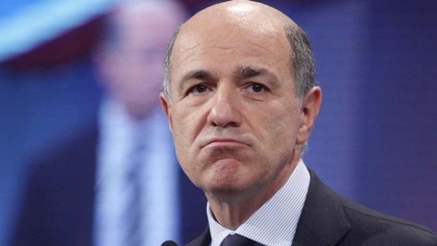 Caro Direttore, Corrado Passera, ex amministratore delegato di Banca intesa, nonché ministro dello sviluppo nel governo Monti, ha dato vita  a “Italia unica”, un suo nuovo progetto politico. Passera scalda i motori, non è tra i ministri di Renzi, ma lui si tiene pronto a scendere in pista. Fa sapere che “Ialia unica si confronterà elettoralmente, ma il nostro impegno non sarà limitato a quello”. La nuova formazione del banchiere Passera, nasce con il nuovo governo. Se Renzi non righerà dritto, il banchiere sarà tra i titolari della prossima squadra di governo. Padroni e banchieri preparano i plotoni di […]