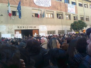 Redazione di operai contro, Il 4/2/ 2014 a Leonforte, in provincia di Enna, si è tenuta una manifestazione, con ampia partecipazione popolare, contro il ridimensionamento dell’ospedale di Leonforte. Diverse migliaia di persone si sono riversate per le strade, per l’occasione le attività commerciali hanno abbassato le saracinesche in solidarietà con i manifestanti. Si contesta la chiusura di alcuni reparti chiave del nosocomio leonfortese, in particolare la chirurgia, che preluderebbe ad forte ridimensionamento dell’ospedale, in un territorio dove già ci sono stati, in passato, forti ridimensionamenti dell’assistenza sanitaria. Quella di martedì è stata una manifestazione “ufficiale” che ha visto la […]