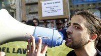 Redazione di Operai Contro, nel 2013 in Italia la disoccupazione giovanile è arrivata vicino al 40%. Solo la  Grecia e Spagna, con disoccupazione giovanile fra il 50 e il 60% fanno meglio di noi. Ma la disoccupazione dei giovani è in crescita in Italia e presto supereremo Grecia e Spagna Tutti i gangster della politica e i padroni da 5 anni parlano di lavoro Noi giovani disoccupati non avremo la pensione e se l’avremo sarà una miseria Condannati alla fame oggi e condannati alla fame da vecchi Giovani disoccupati cosa abbiamo da perdere? Ribelliamoci Un giovane disoccupato    