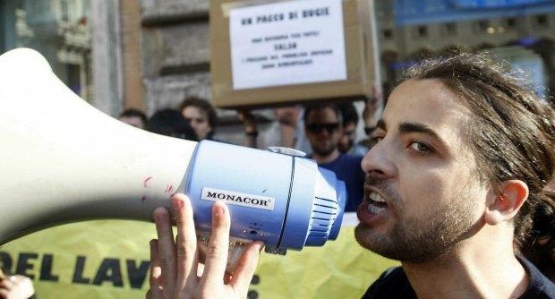 Redazione di Operai Contro, nel 2013 in Italia la disoccupazione giovanile è arrivata vicino al 40%. Solo la  Grecia e Spagna, con disoccupazione giovanile fra il 50 e il 60% fanno meglio di noi. Ma la disoccupazione dei giovani è in crescita in Italia e presto supereremo Grecia e Spagna Tutti i gangster della politica e i padroni da 5 anni parlano di lavoro Noi giovani disoccupati non avremo la pensione e se l’avremo sarà una miseria Condannati alla fame oggi e condannati alla fame da vecchi Giovani disoccupati cosa abbiamo da perdere? Ribelliamoci Un giovane disoccupato    