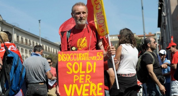 Redazione di Operai Contro, Il 2014 si apre con la richiesta di 81 milioni di ore di cassa integrazione a gennaio, equivalenti a 440mila lavoratori a zero ore. Il reddito complessivo perso, sottolinea la Cgil rielaborando i datiInps, è stato pari a 311 milioni di euro, ovvero 700 euro in meno in busta paga per ogni lavoratore in cig a zero ore. E’ durato poco, quindi, l’ottimismo per i dati macroeconomici che hanno mostrato nei giorni scorsi un piccolo passo in avanti, accolti con tanto entusiasmo dall’esecutivo. “E’ ancora drammatica emergenza sul fronte lavoro”, sottolinea il segretario confederale Cgil, Elena Lattuada, chiedendo al prossimo governo di “dare un segnale […]