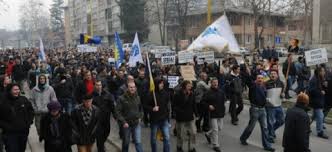 Decine di arresti in tutto il Paese. In prima linea gli operai di diverse aziende privatizzate sull’orlo del fallimento. Demolite e incendiate le sedi dei governi locali nelle 4 città principali di Redazione Il Fatto Quotidiano | 7 febbraio 2014 Esplode la protesta sociale in Bosnia e i palazzi del potere vengono dati alle fiamme. Oltre 200 feriti a fine giornata, decine gli arresti. Un anno senza stipendio e senza assicurazione sanitaria, 14 anni senza un solo giorno di contributi versati, 15 anni con 25 euro al mese: queste sono solo alcune delle storie dei partecipanti alle manifestazioni. Cominciati a Tuzla due giorni fa, i tumulti si sono man mano estesi ad altre città compresa […]