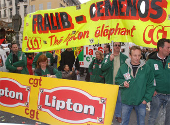 Redazione di operai Contro, Senza padrone è meglio! Report dal primo incontro euromediterraneo delle fabbriche sotto controllo operaio il 31 Gennaio e il 01 Febbraio 2014 si è tenuto, nella fabbrica occupata Fralib di Gémenos, Francia, il primo incontro euromediterraneo delle e sulle fabbriche sotto controllo operaio, che si inserisce nel filone degli incontri internazionali su “l’economia dei lavoratori”, iniziati nel 2007 in Argentina su impulso della Faculdad Abierta di Buenos Aires e di altri attivisti, ricercatori, operai, militanti sociali e politici. Abbiamo partecipato, di seguito il nostro report] http://lacuocadilenin.noblogs.org/post/2014/02/01/senza-padrone-e-meglio-report-dal-primo-incontro-euromediterraneo-delle-fabbriche-sotto-controllo-operaio/ Piero