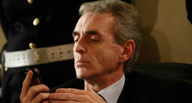 Redazione di operai Contro, Il superpoliziotto Gilberto Caldarozzi, sul blitz alla scuola Diaz durante il G8 di Genova si “è prestato a comportamenti illegali di copertura poliziesca propri dei peggiori regimi antidemocratici“. Lo scrivono i giudici di Cassazione nelle motivazioni della sentenza (la n. 6138) che conferma il no all’affidamento ai servizi sociali di Caldarozzi, condannato in via definitiva a tre anni e otto mesi di reclusione per quella vicenda. Il dirigente, attualmente sospeso dal servizio a causa dell’interdizione dai pubblici uffici per cinque anni inflitti dai giudici come pena accessoria, dovrà quindi scontare la sua pena agli arresti domiciliari, come stabilito dal Tribunale di sorveglianza di Genova […]