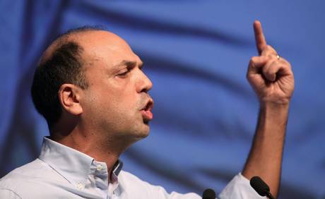 Direttore, Alfano, il pupo del pregiudicato Berlusconi, da tempo ha dichiarato di essere un razzista. Il gangster Renzi del Pd  ha  grandi compagni di viaggio: Alfano e Berlusconi Alfano ha affermato: “Gli italiani sono stanchi di essere insolentiti da orde di vu cumprà, dobbiamo radere al suolo la contraffazione”. Il razzista Alfano riceve un applauso dai commercianti Il ministro dell’Interno Angelino Alfano presenta la direttiva con cui chiede a prefetti e questori di rafforzare i controlli contro l’abusivismo sulle spiagge e attacca l’ultimo e più debole anello della catena, le migliaia di migranti che riempiono litorali e piazze delle […]