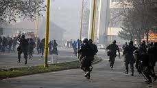 A Tuzla, nel nord della Bosnia, una manifestazione degli operai di cinque aziende sull’orlo del fallimento a seguito di controverse privatizzazioni è finita in scontri con la polizia che hanno provocato una ventina di feriti, compresi due agenti e un giornalista, e 22 arresti. Un clima di grande tensione, in parte alimentata dalle imminenti elezioni anticipate. “Le elezioni non cambieranno nulla. Temo che solo iniziative decise come queste, possono costringere la classe politica a farsi da parte”. I manifestanti hanno preso a sassate la sede del governo del cantone. Alcuni di loro sono riusciti a entrare per breve tempo […]