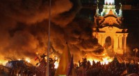 Dopo la fragile tregua dei giorni scorsi, piazza Indipendenza di Kiev si è di nuovo trasformata nel teatro di scontri e tra manifestanti e polizia. Il ministero dell’Interno riferisce che i morti sono in tutto tredici, di cui sei sono agenti. Centinaia i feriti.
