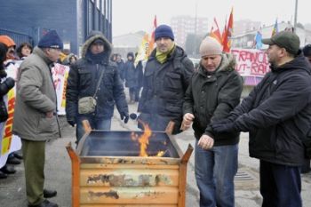 UNA STORIA COMUNE CONTRO IL MITO DEL PADRONE BUONO In un paese del Mezzogiorno la signora Maria conduce, insieme con il marito, una piccola fabbrica di confezioni che lavora a façon, ossia per conto di grandi ditte come Armani, Fontana, Gabbana e altri. Nella fabbrica lavorano 15 operai. “Ci conosciamo tutti quanti e ci vogliamo bene – afferma Maria – . Siamo una piccola famiglia, ci raccontiamo i fatti dei nostri cari, prendiamo il caffè insieme, discutiamo delle partite di calcio, del più e del meno. Tra noi non ci sono differenze”. Nella fabbrica lavorano 15 operai. Cioè: lavoravano […]