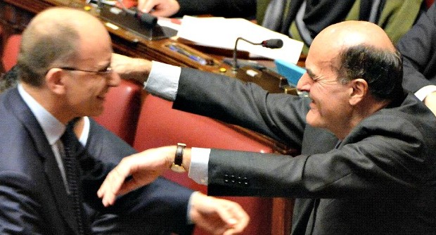 Redazione di Operai Contro, il parlamento dei gangster ha votato la fiducia al governo dei gangster Berlusconi- Renzi. Gangster Renzi: Ridurre il cuneo fiscale, rivoluzionare la normativa sul lavoro, pagare i debiti dello stato, delega fiscale per ridurre le tasse ai padroni ( Gangster Renzi sussurra a Del Rio): Ai padroni non potevamo promettere di più. Agli operai e lavoratori ci penseranno i sindacalisti a fargli accettare la riduzione dei salari e i licenziamenti Gangster Renzi: “fuori da qui c’è gente che si aspetta da voi, anzi da noi tutti insieme, che la politica smetta di essere un fiume di […]