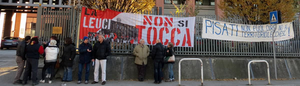 Redazione di Operai Contro, E’ stato sottoscritto nella giornata di giovedì 30 gennaio, l’accordo per la mobilità degli 85 lavoratori della Leuci, azienda lecchese un tempo leader nel settore dell’illuminazione. Si chiude dunque con un licenziamento la loro “storia” lavorativa, per alcuni avviata negli anni Settanta quando i dipendenti attivi erano alcune centinaia. Ancora una fabbrica storica e importante della zona di Lecco è stata chiusa, per sempre. Come al solito i chiaccheroni ben pensanti diranno che la colpa è riconducibile alla crisi, che la chiusura non si poteva evitare, ma nessuno dirà mai che la colpa invece è di chi […]