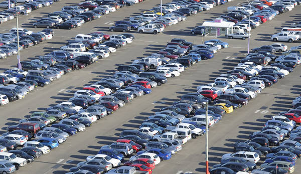 Redazione di Operai Contro, le vendite delle auto FIAT vanno male In calo  le vendite di Fiat Chrysler Automobiles (Fca) che nel primo mese del 2014 ha immatricolato in Italia 33.304 nuove vetture, in flessione del 2,62% rispetto alle 34.199 di gennaio 2013. Anche a dicembre 2013 le vendite del gruppo (che ancora si chiamava Fiat Group Automobiles) erano scese del 2,62%. La quota di mercato di Fiat Chrysler Automobiles a gennaio si è invece attestata al 28,27%, in calo rispetto al 29,97% di un anno fa, Quanti saranno gli operai FIAT in cassa che rientreranno al lavoro? Un […]