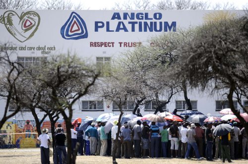 da http://www.infoaut.org/ Venerdì la polizia ha ucciso un lavoratore delle miniere Anglo American Platinum (Amplats) durante una protesta messa in campo dagli operai in sciopero poco lontano dal sito lavorativo in Limpopo. L’uomo era anche un rappresentante sindacale di Association of Mineworkers and Construction Union (Amcu), il sindacato che ha indetto lo sciopero dal 23 gennaio per richiedere l’aumento salariale da 335 a 840 euro. Venerdì mattina i minatori hanno chiuso la strada che porta alle miniere con pneumatici, la polizia ha deciso di sgomberarla con le maniere forti, caricando i lavoratori e sparando . Questi ultimi hanno reagito […]