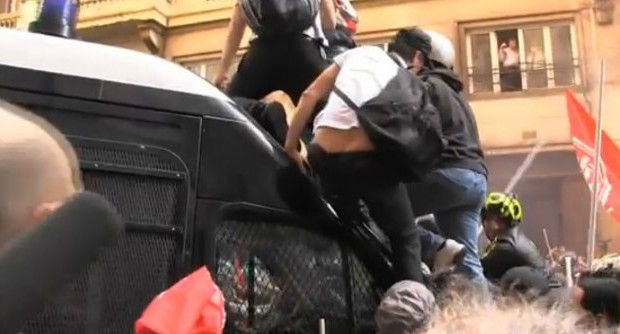 CASA: “ LE MISURE CAUTELARI DISPOSTE OGGI NEI CONFRONTI DEI PROMOTORI DELLE  MANIFESTAZIONI DEL 31 OTTOBRE SCORSO SONO INACCETTABILI” DICHIARAZIONE DI WALTER DE CESARIS, SEGRETARIO NAZIONALE UNIONE INQUILINI “Apprendiamo da fonti giornalistiche di misure cautelari nei confronti dei promotori delle manifestazioni del 31 ottobre 2013 sulla casa in occasione della conferenza Stato – regioni che il ministro Lupi aveva convocato proprio a  seguito delle mobilitazioni dello scorso ottobre. Si tratta di un provvedimento inaccettabile che vuole colpire non solo gli autori di eventuali atti specifici ma gli organizzatori della manifestazione. L’intento repressivo è pertanto evidente e va rifiutato apertamente. […]