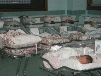 Redazione di Operai Contro, BRINDISI – A Brindisi, il numero di anomalie congenite nei neonati è superiore alla media europea, ma anche a quella dei comuni limitrofi. La causa? L’inquinamento atmosferico. Uno studio appena pubblicato sulla rivista «Environmental Research», curata da ricercatori del Cnr dell’Istituto di fisiologia clinica (Ifc) e dell’Istituto di scienze dell’atmosfera e del clima (Isac) pone, infatti, l’attenzione sulla correlazione tra disturbi ed esposizione materna ad alcuni inquinanti, quali anidride solforosa e polveri totali sospese. Un quadro che si inserisce senza forzature in una città ad alto rischio, per la presenza di industrie chimiche, petrolchimiche e […]