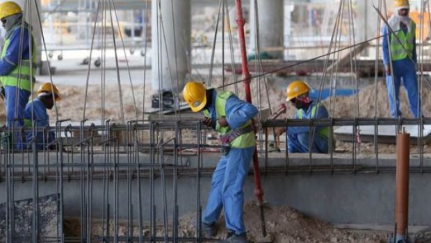 Redazione di Operai Contro, Sono più di 400 gli operai che sono morti nei cantieri dei nuovi stadi. Ma nessuno riesce o vuole fermare queste stragi di operai del Nepal che lavorano per costruire gli stadi e le strade circostanti per i mondiali di calcio che si terranno nel 2022 in Qatar. Da circa un anno centinaia di articoli e denunce da parte di giornalisti e reporter internazionali mostrano al mondo intero lo sfruttamento degli operai nepalesi e in che condizioni disumane essi lavorano nei cantieri. Ogni giorno almeno un operaio perde la vita a causa di infortuni mortali o spesso anche per […]