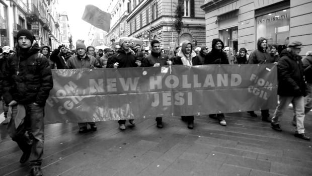 Redazione di Operai Contro, A fine dicembre i tavoli di crisi ufficialmente aperti in tutto il Paese erano oltre 150. Da allora le croci del lavoro che ilfattoquotidiano.it ha iniziato a mappare non hanno fatto che moltiplicarsi, tanto che starci dietro è un’impresa. Basti pensare al caso dell’Electrolux, che dopo la proposta di decurtazione degli stipendi degli operai, ha minacciato di chiudere il sito di Porcia e solo da poche ore ha annunciato una marcia indietro ancora tutta da verificare con la prova dei fatti. O allo stabilimento della Galbani in provincia di Bergamo, ritenuto di troppo dai francesi della Lactalis. Proprio mentre si aprono le incognite di […]