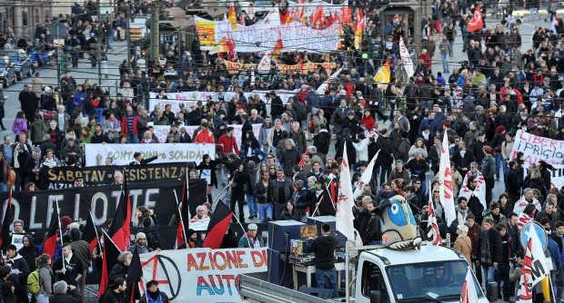 Da Nord a Sud, sono quaranta le città in cui si sono tenuti  presidi o manifestazioni contro “le grandi opere inutili” e in solidarietà con le “centinaia di militanti processati dalla repressione di Stato”. Oltre a quello di Chiomonte, i cortei principali sono quelli di Torino e Milano. Torino – Sono almeno un migliaio i partecipanti alla mobilitazione di Torino che si è conclusa senza incidenti. Da piazza Castello, nel centro della città, esponendo striscioni contro l’opera. Su uno si legge: “Sabotav uguale resistenza”. Ma lo striscione principale è dedicato ai quattro manifestanti arrestati lo scorso nove dicembre con l’accusa di terrorismo: “Chiara, Mattia, Caudio e Nicolò […]