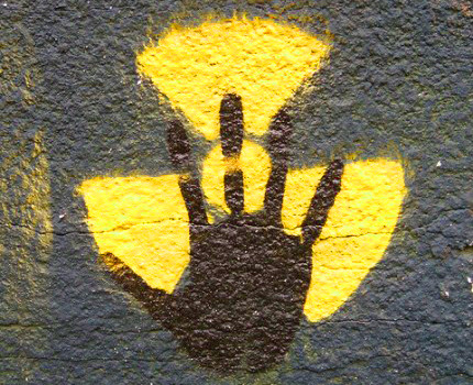 Come volevasi dimostrare, l’inquinamento industriale che si sta denunciando in questi giorni a Terni è ciò che è già successo a Torino, dove sulle scorie delle ex Fiat Ferriere sorgono centri commerciali, negozi e decine di caseggiati in cui vivono migliaia di persone, costrette a convivere con il gravissimo rischio alla salute che ciò comporta. La zona infatti è piena di tonnellate di materiali pericolosi e sostanze nocive, tra cui il cromo esavalente, un metallo utilizzato in siderurgia per la sua azione anti ruggine, dalle proprietà cancerogene e mutagene (modifica il DNA) di cui sono già noti e documentati gli sversamenti nel […]