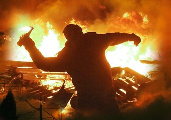 Redazione di Operai Contro, la protesta in Ucraina è pericolosa,non solo per il burattino di Putin, ma per tutte la borghesia . Il popolo Ucraino con la sua protesta dimostra che è possibile combattere contro la polizia al servizio del potere. Il popolo Ucraino  non ha paura della morte, non ha niente da perdere oltre la miseria e le catene. Ora i cretinetti della sinistra Italiana diranno che la protesta è sovvenzionata dai borghesi occidentali. Qualche cretinetto dirà che gli Ucraini non rispettano tutti i dogmi della sinistra. Ora i cretinetti della destra italiana diranno che il popolo Ucraino […]