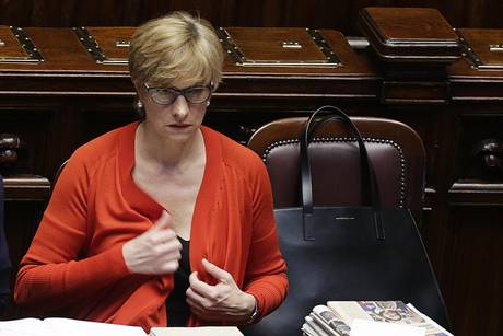 Redazione di Operai Contro, i ministri cambiano ma il nazionalismo resta. I due marò “non devono essere processati in India questa è la linea dell’Italia”: lo ha ribadito il ministro Roberta Pinotti La stessa storia era sostenuta dalla Bonino Ma la Pinotti è una nazionalista del governo del gangster Renzi e ci spiega il perché. La questione “più forte e grave” è che non siano processati in India, perché operavano in acque internazionali. Quindi adesso sappiamo che in acque internazionali si possono ammazzare i pescatori del kerala Il neo-ministro ha detto anche:” L’Italia deve proseguire il suo impegno nella missione internazionale […]