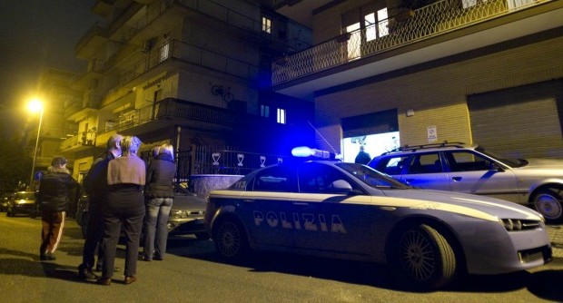 Redazione di Operai Contro, hai ragione gli amministratori e i politici sono dei gangster. Finisce in manette per corruzione il presidente del consorzio pubblico che a Trapani si occupa di gestione di fondi per la legalità e la manutenzione dei beni confiscati. Da sindaco di Calatafimi-Segesta, Nicolò Ferrara, 57 anni, al suo secondo mandato, non si è mai sottratto a sostenere iniziative contro la mafia. Appena eletto sindaco, istituì l’assessorato alla legalità; da presidente poi del consorzio provinciale per la legalità e lo sviluppo, si era in ultimo adoperato a diffondere tra amministratori e funzionari pubblici le opportune conoscenze a proposito di normative contro la corruzione, e a dicembre in prefettura introdusse i […]