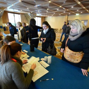 Redazione di Operai Contro, i gangster sono tanto abituati a imbrogliare che imbrogliano anche alle primarie del Pd Stop alle ricevute. Troppo alto il rischio compravendita del voto. Lo spettro che aleggiava sulle primarie del centrosinistra a Barisi è materializzato intorno all’una quando è arrivata la decisione del Comitato di garanzia delle primarie unitamente al comitato organizzativo. Sospeso anche il pagamento del contributo di un euro, resta quello volontario. Vince Antonio Decaro, deputato Pd, che in serata dice: “Ho vinto le #primarieBari contro chi voleva rovinarci la festa ma non è successo. Ho sempre detto a tutti di stare tranquilli. […]